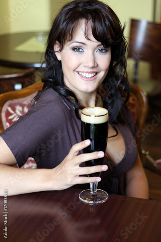 junge brunette frau mit bierglas im restaurant