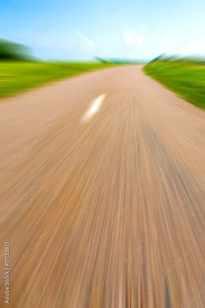 Fototapeta premium Straße mit Mittelstreifen in Landschaft