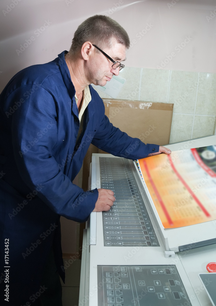 Obraz premium Printer checking a print run
