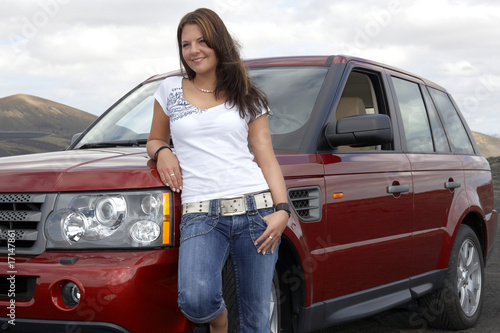 Junge Frau mit rotem Geländewagen фототапет