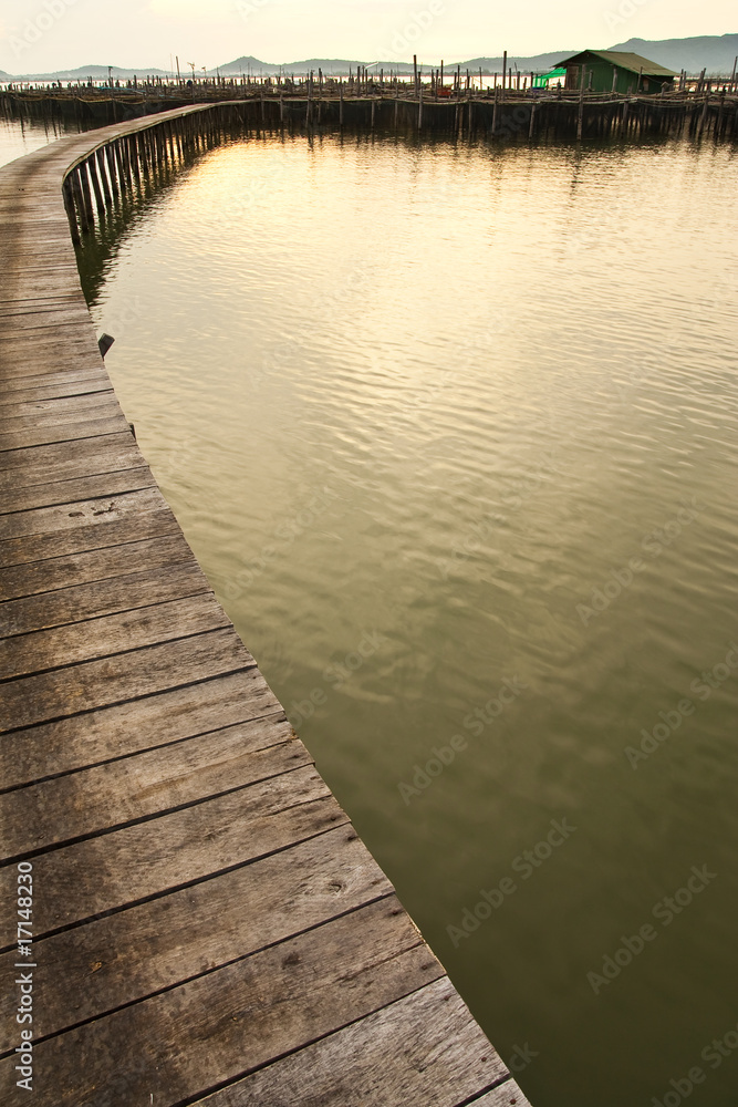 Obraz premium Wood bridge to fisherman house in sea, Thailand