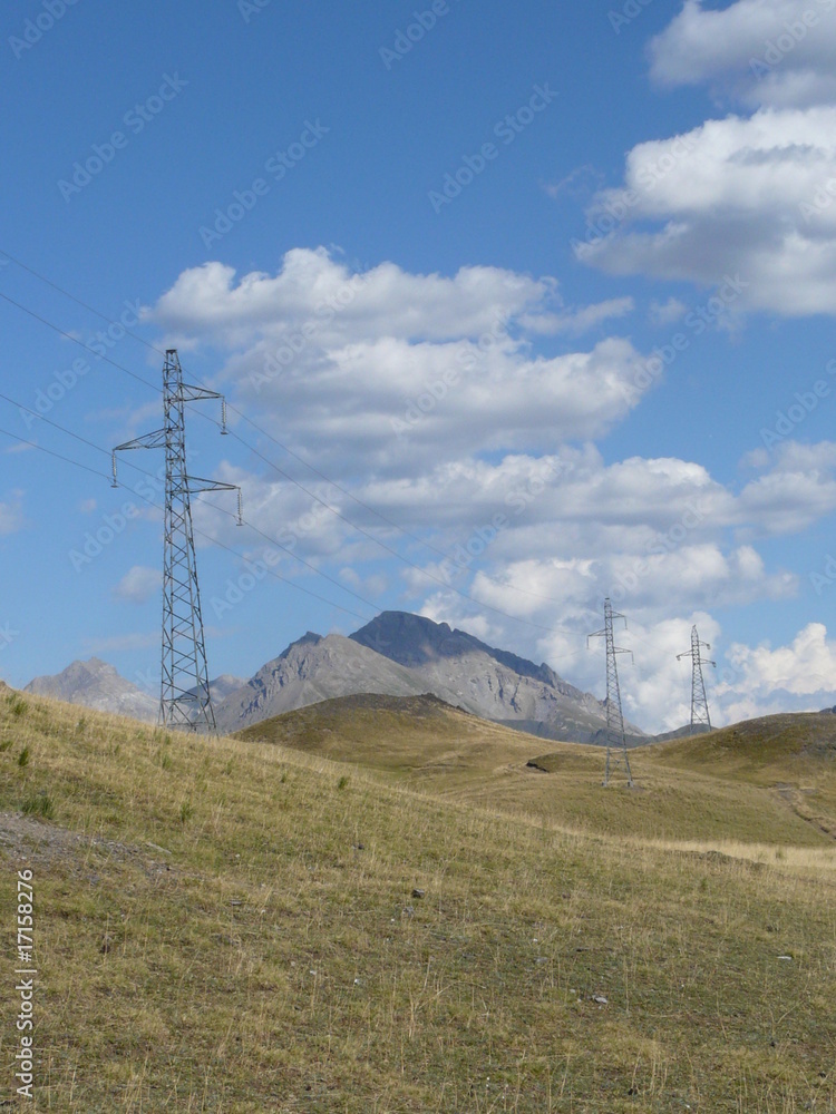 ligne à haute tension en haute montagne 2009676