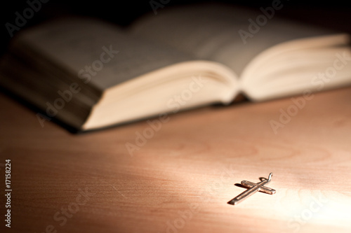 Bibel mit Kreuz