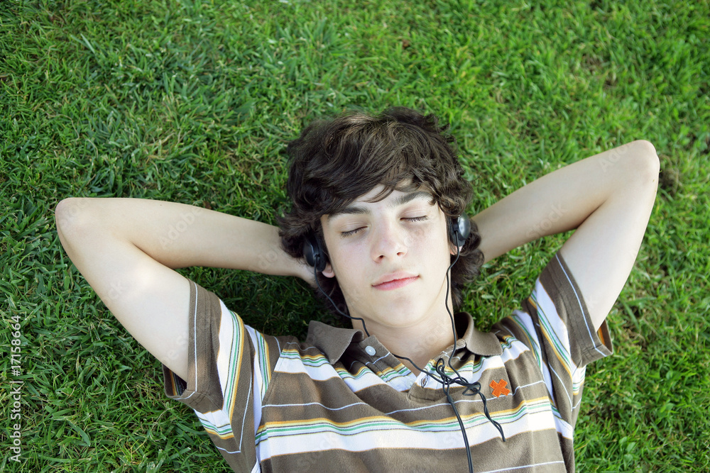 jeune garçon écoutant de la musique avec un casque audio jeune garçon écoutant de la musique avec un casque audio