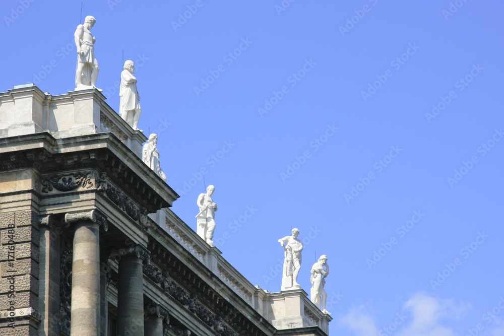 Gipsfiguren an einem Gebäude am Theresien-Platz in Wien Gipsfiguren an einem Gebäude am Theresien-Platz in Wien