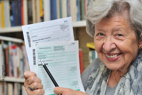 Rentnerin mit Steuererklärung VII photo