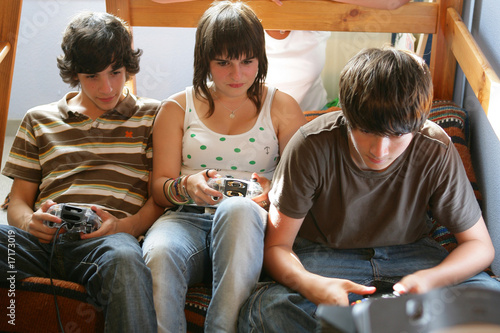jeunes garçons et fille assis jouant à un jeu vidéo