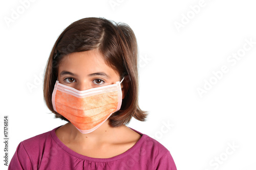 epidemia - bambina con mascherina sanitaria photo
