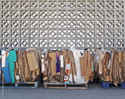 фотографія Bundled recyclable material on pallets