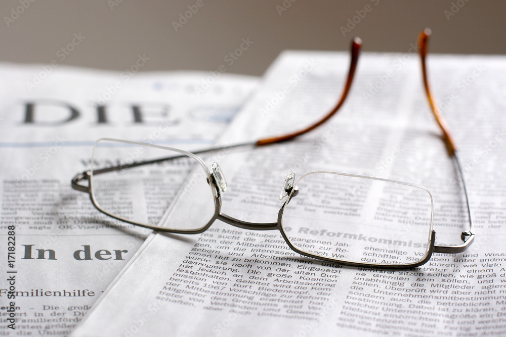 Brille und Zeitung