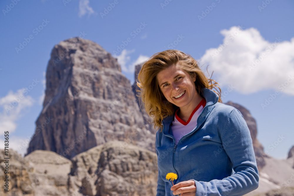 Frau mit Blume auf Berg