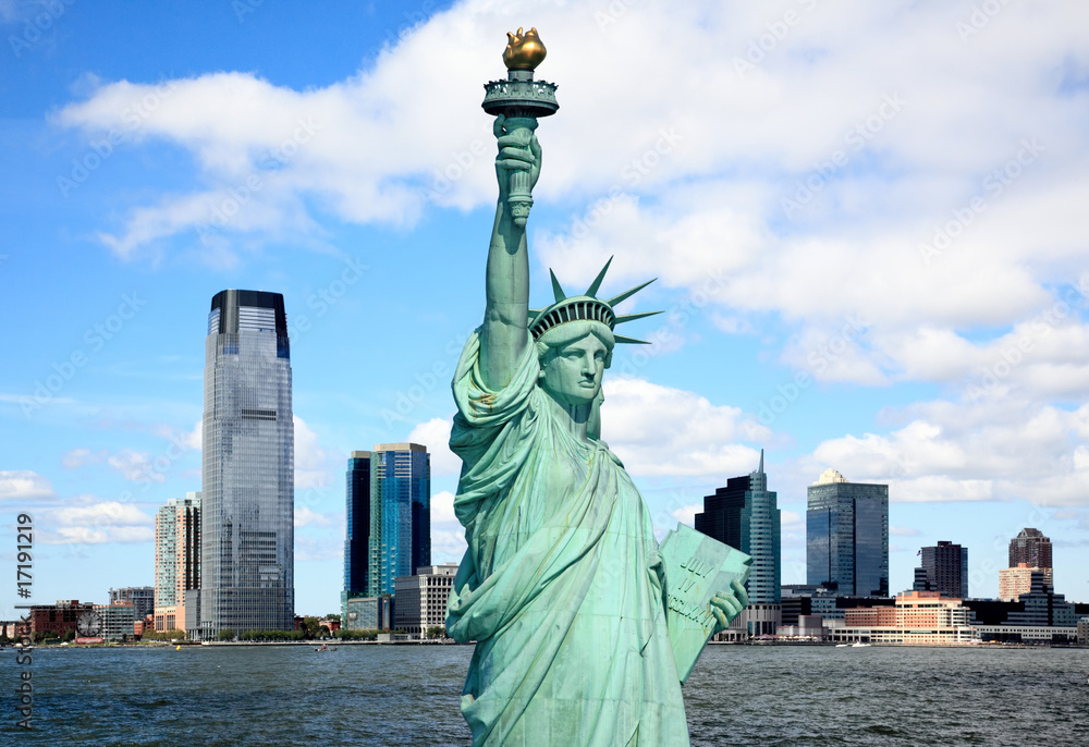 Naklejka premium The Statue of Liberty and Jersey City