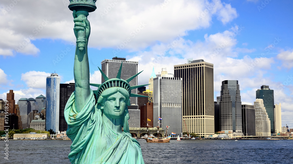 Fototapeta premium The Statue of Liberty and Lower Manhattan Skylines