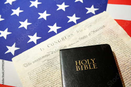 Flagge der USA mit Unabhängigkeitserklärung und Bibel