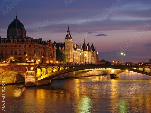 Paris - La conciergerie au crépuscule #17209295