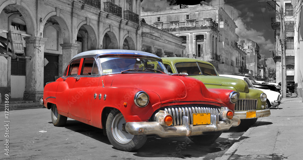 Fototapeta premium Kolorowa panorama samochodów Hawana