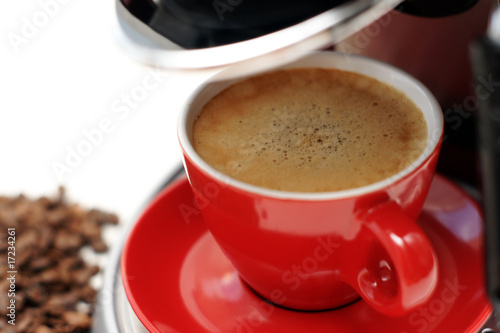 frischer kaffee in roter tasse