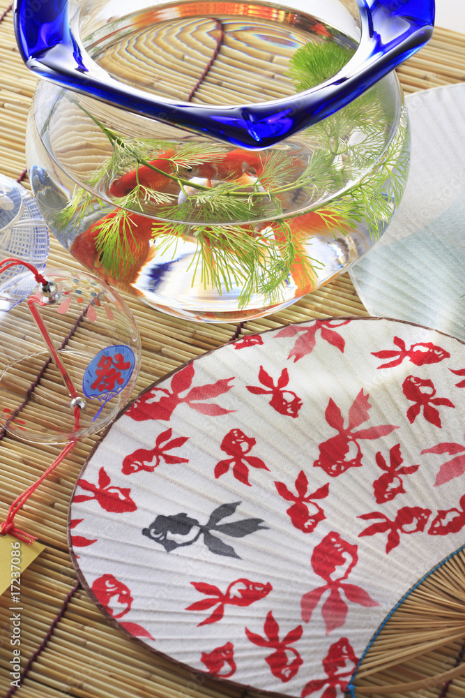 Fototapeta premium 風鈴と団扇とスダレと金魚鉢