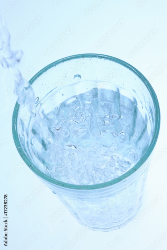 コップと水 コップと水