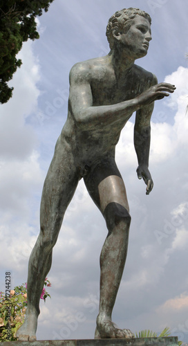Statue  eines jungen Mannes