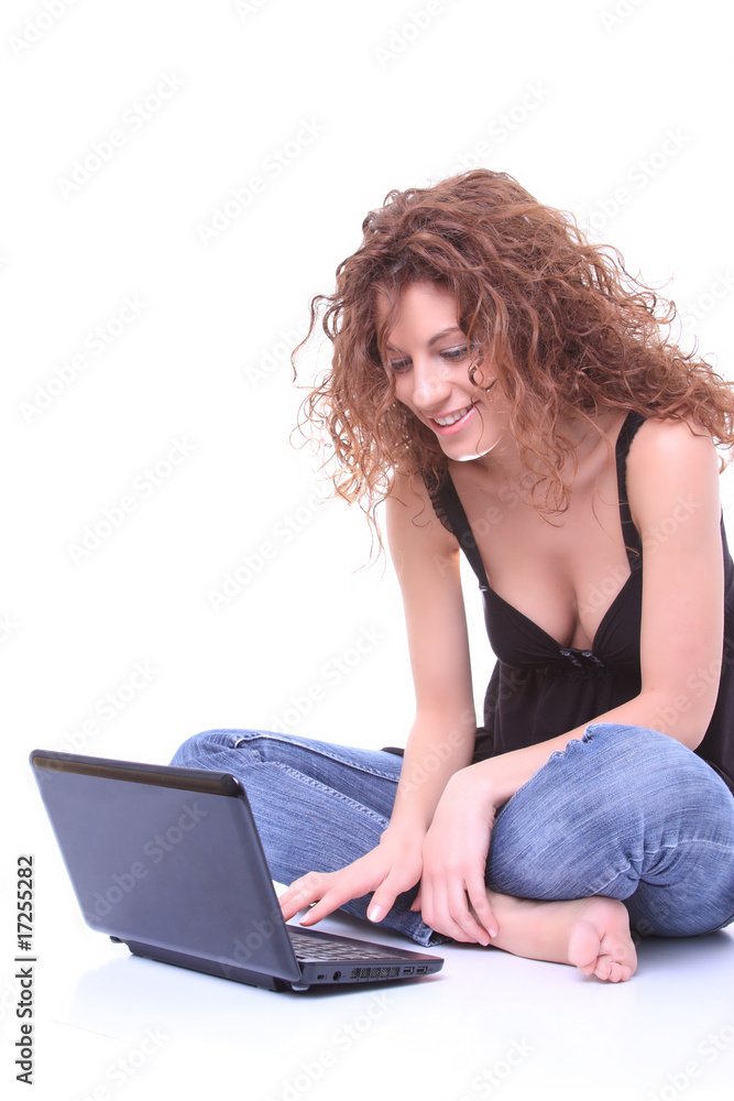 Naklejka premium Young woman using a laptop.