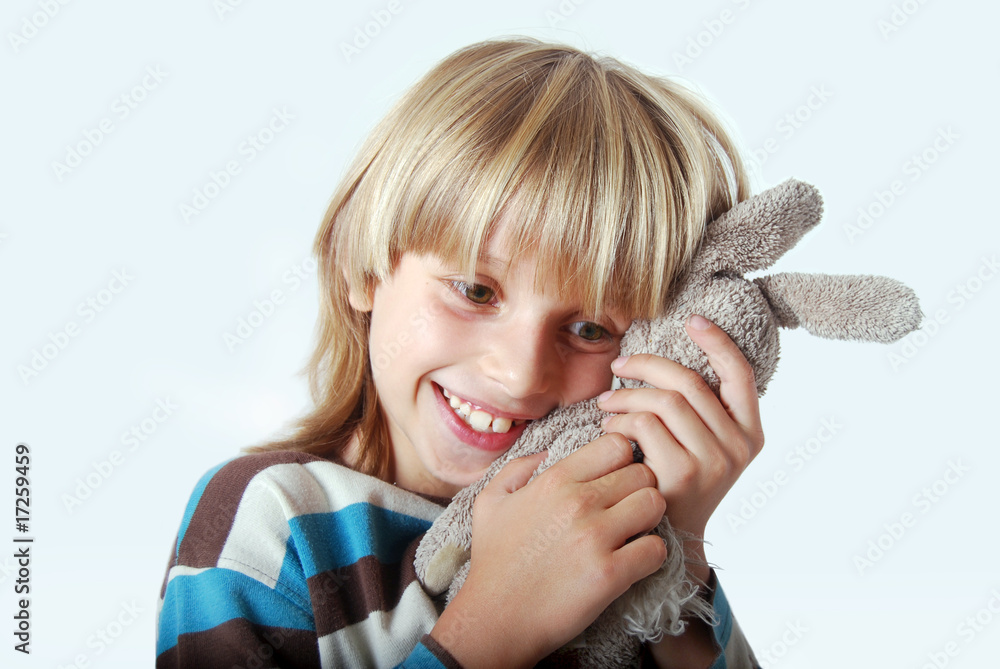 Enfant heureux d'avoir retrouver son doudou perdu Enfant heureux d'avoir retrouver son doudou perdu