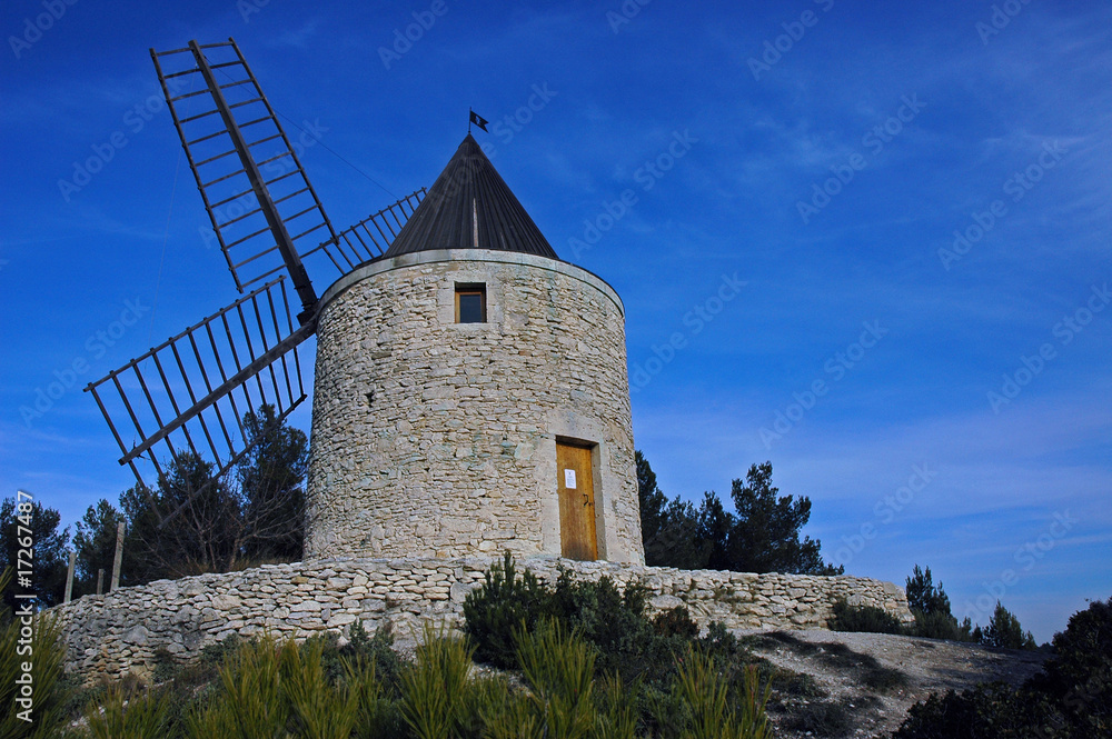 Moulin à vent en Provence (Boulbon)