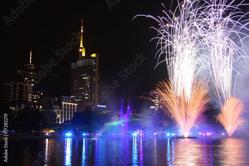 Feuerwerk vor der Skyline in Frankfurt am Main