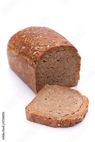 Krustiges Kastenbrot mit einer Scheibe davor