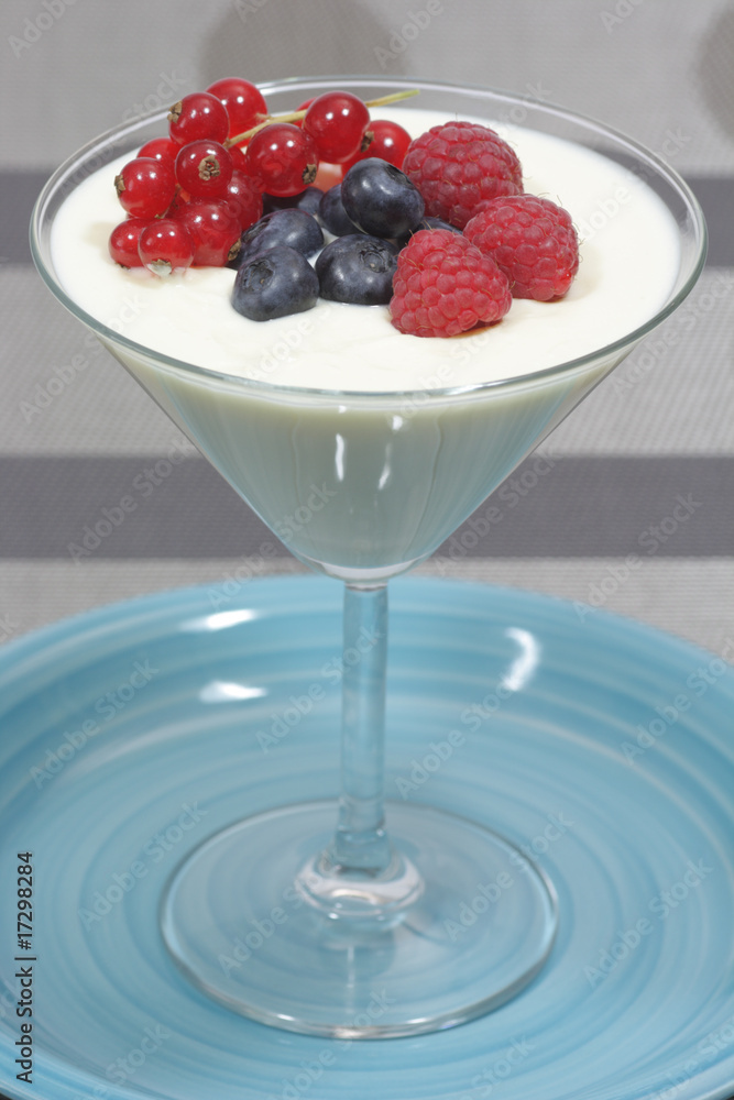 Nachspeise mit Beeren Nachspeise mit Beeren
