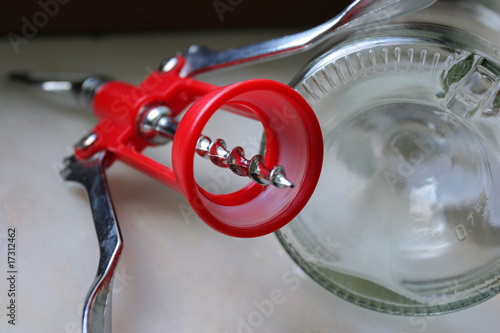 Fotografi red corkscrew fnd bottom of bottle.