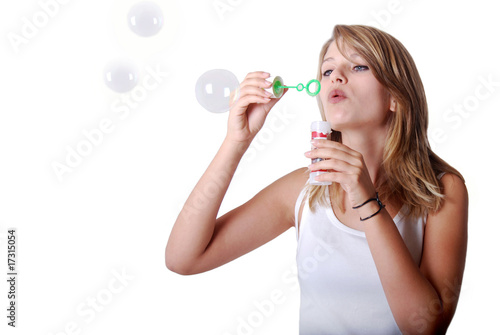 Adolescente faisant des bulles de savon