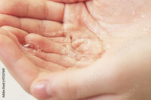 手と水