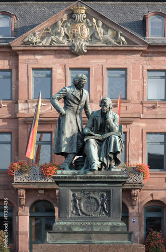 brüder-grimm-denkmal vor rathaus