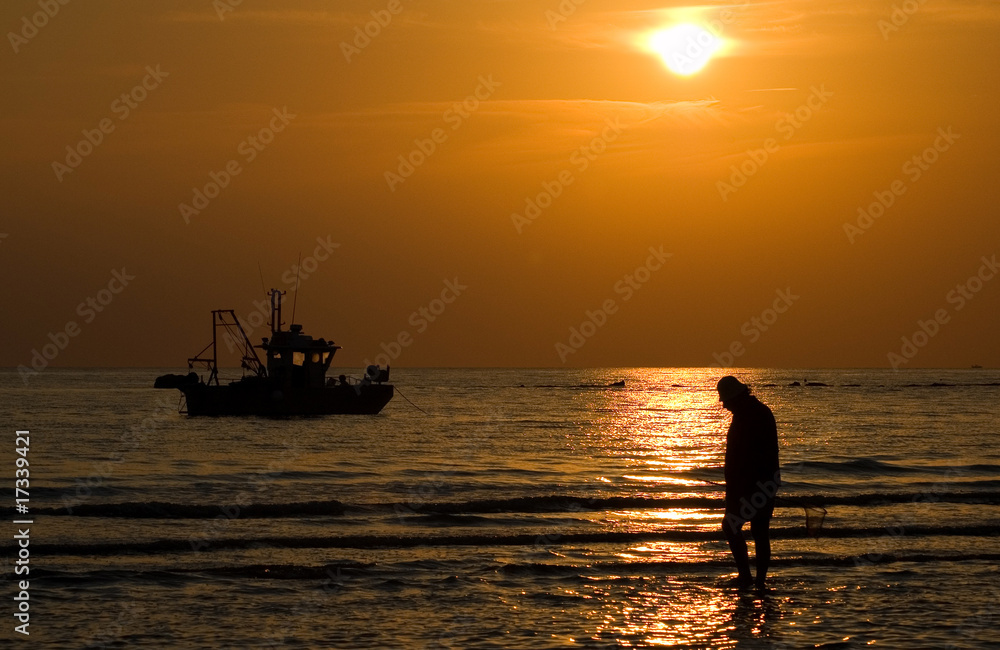 Fototapeta premium peschereccio all'alba