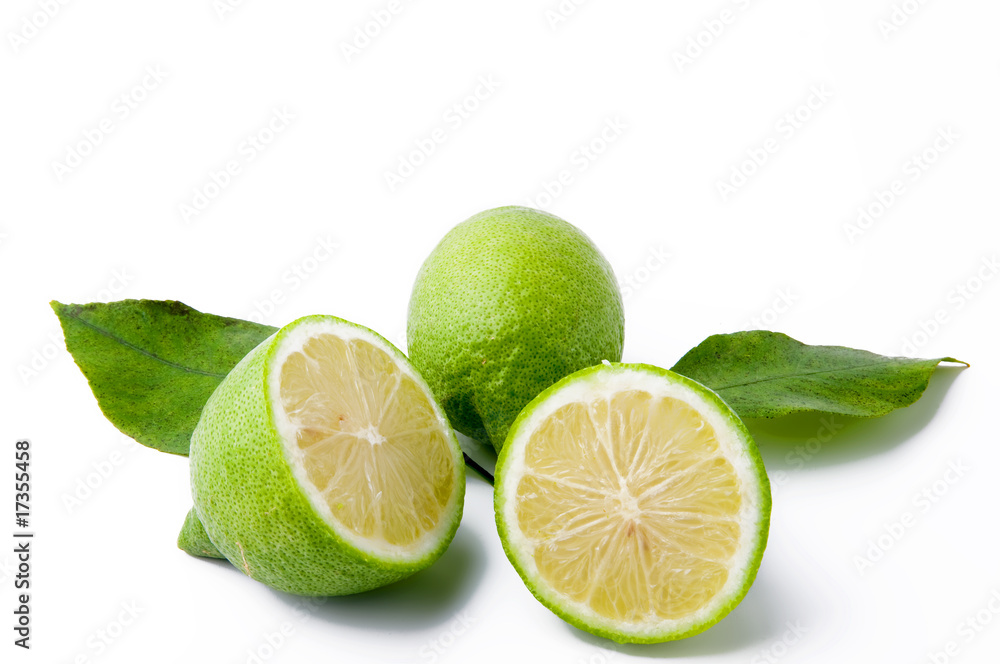 Zitronen mit Blättern