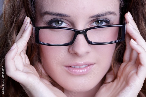 portrait jeune femme a lunettes photo