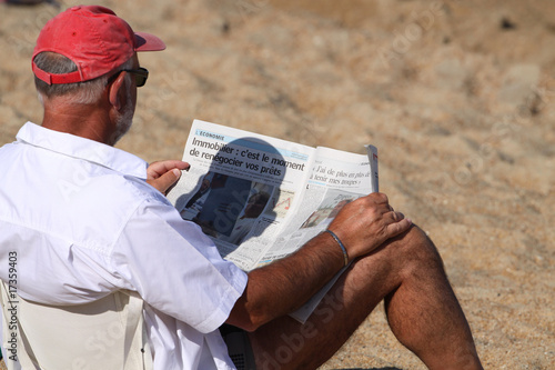 viel homme en train de lire le journal