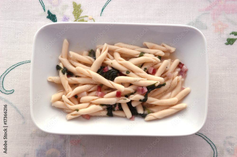 Strozzapreti al prosciutto e spinaci - Pasta italiana Strozzapreti al prosciutto e spinaci - Pasta italiana