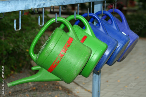 Gießkannen in einer Reihe