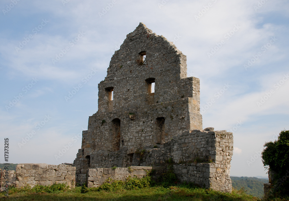 freistehende Mauer auf der Burgruine Hohenurach freistehende Mauer auf der Burgruine Hohenurach