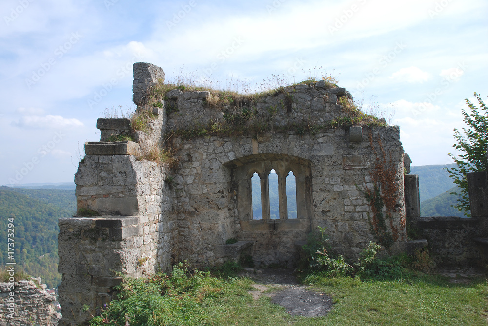 Mauerrest mit gotischem Fenster, Ruine Hohenurach
