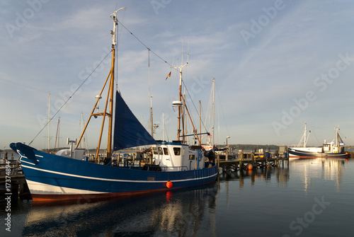 blauer Fischkutter im Hafen photo