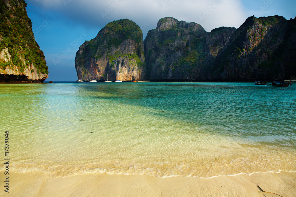 Naklejka premium Tropical beach, Maya Bay, Andaman Sea,Thailand