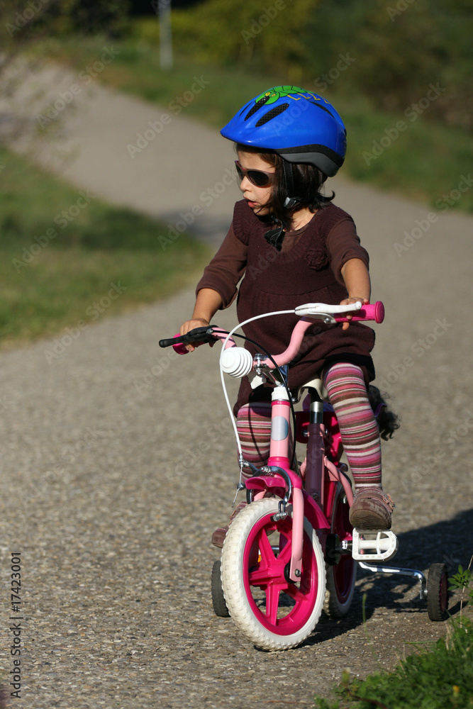 Fototapeta premium cycliste en herbe