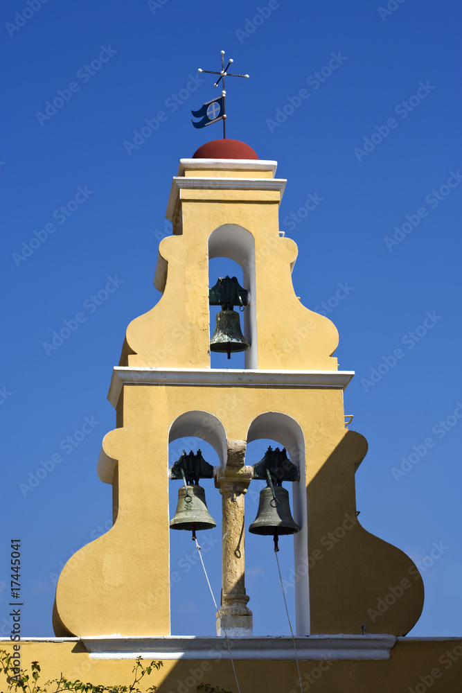 typischer griechischer glockenturm vor blauem himmel typischer griechischer glockenturm vor blauem himmel
