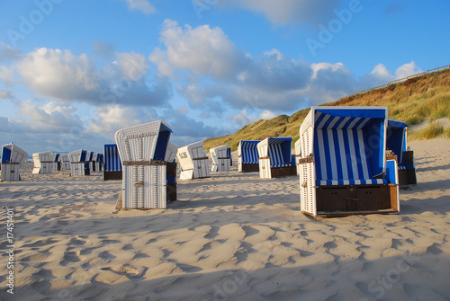 Strandkörbe in der Abendsonne auf Sylt