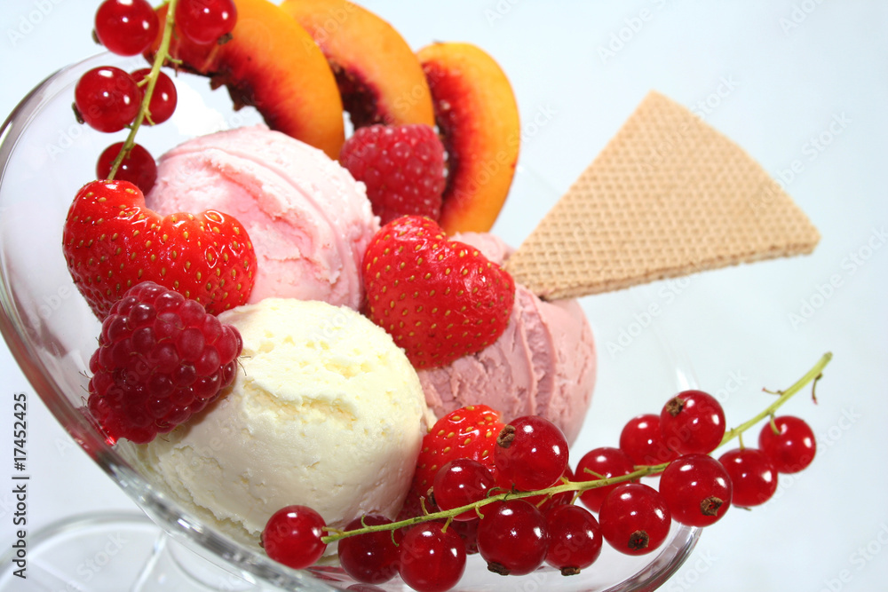 Eisbecher mit Früchten Stock-Foto | Adobe Stock