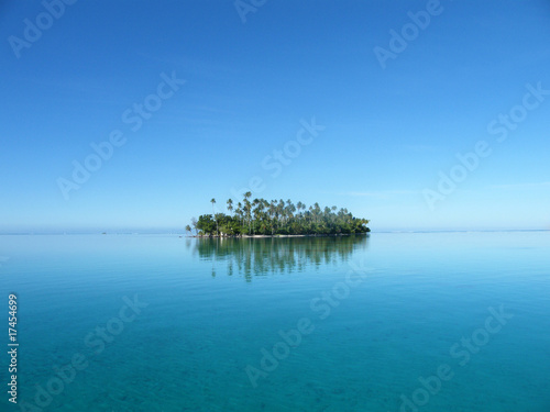 Ile au large de Raiatea - Polynésie photo