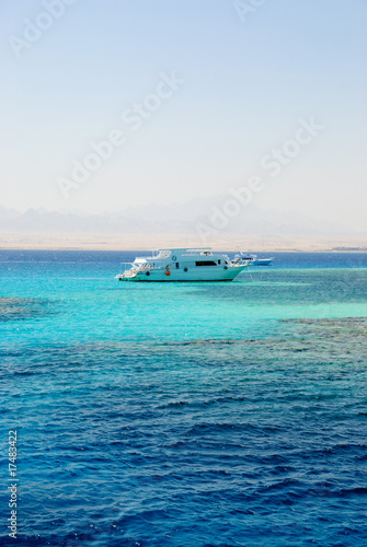 Fototapeta Naklejka Na Ścianę i Meble -  Yacht in sea with coral reefs